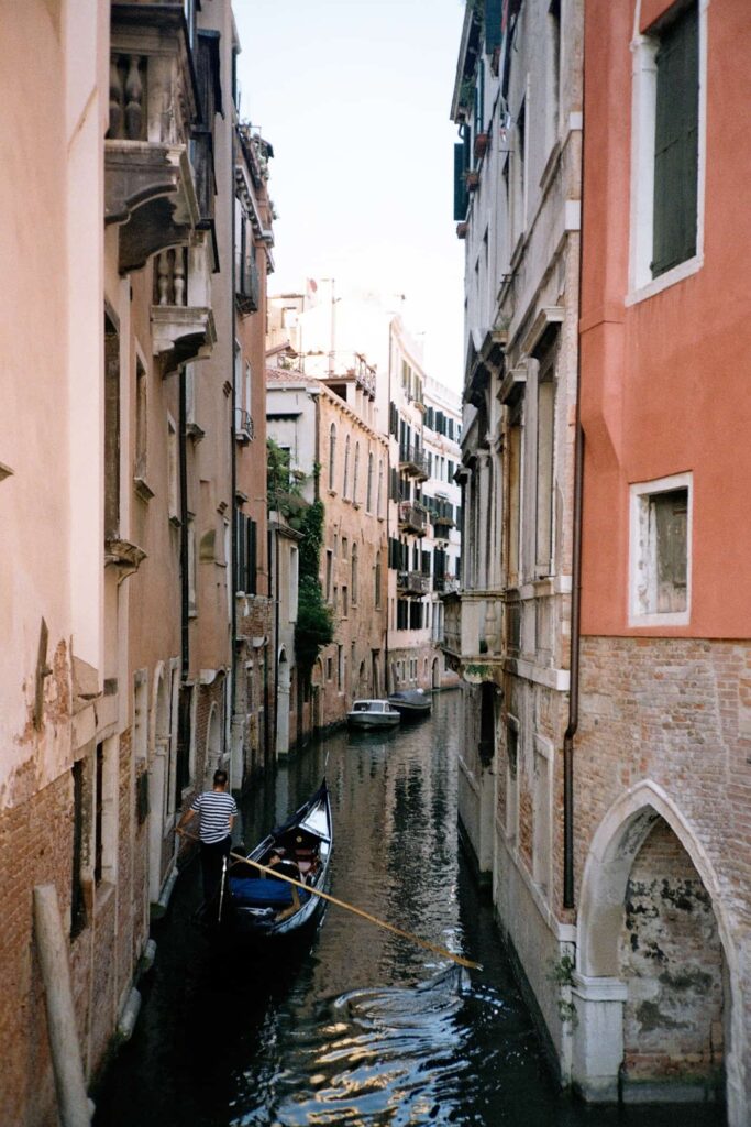 Venedig Alternativ Kanal mit Boot